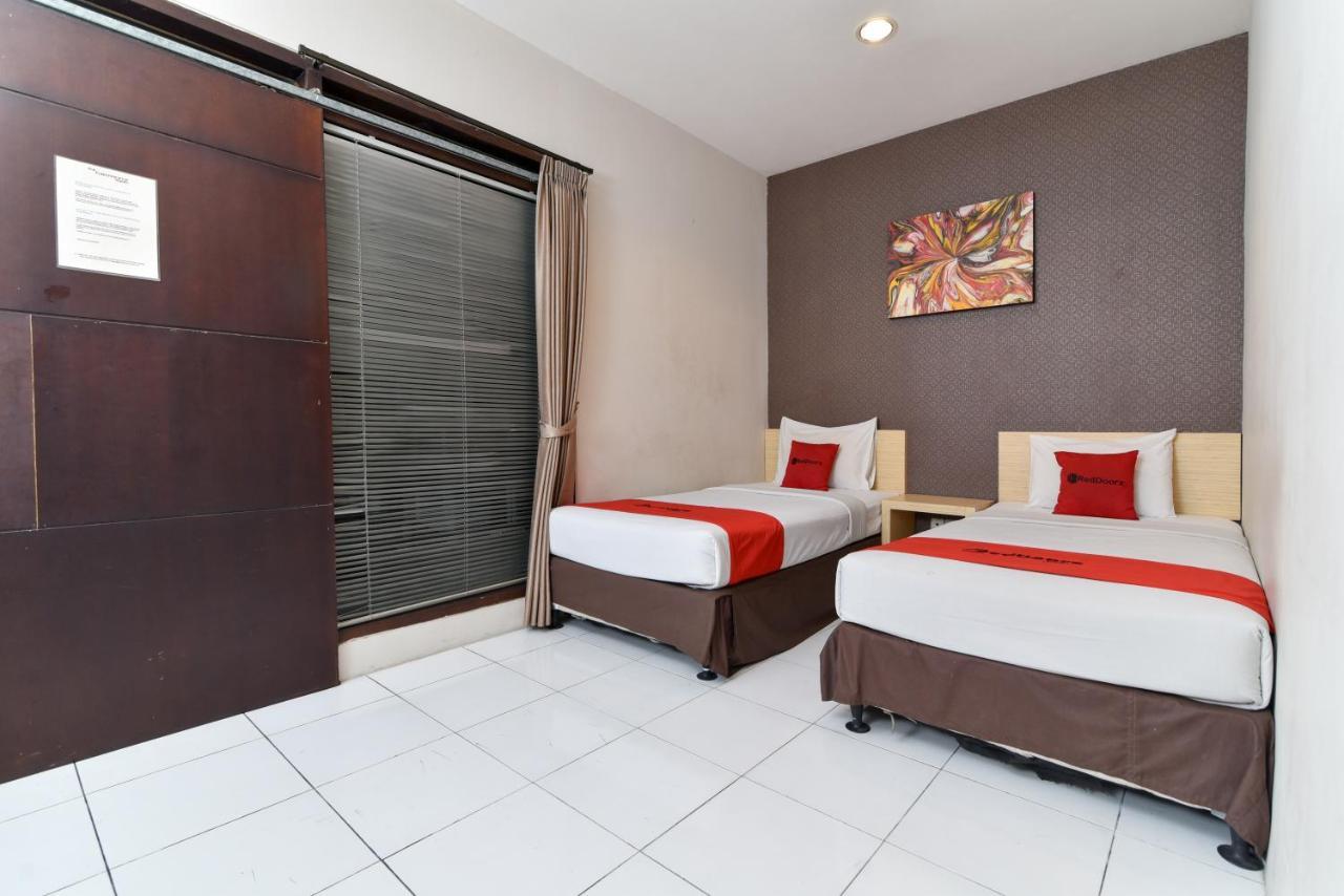 Reddoorz Plus @ Raya Legian Luaran gambar